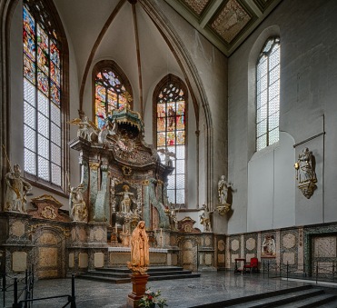 Gothic Apse, 1620, and Baroque altar 1740s.